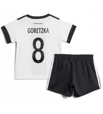 Tyskland Leon Goretzka #8 Replika Babytøj Hjemmebanesæt Børn VM 2022 Kortærmet (+ Korte bukser)